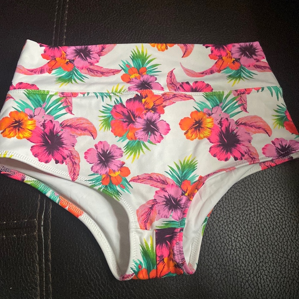 Pink swim bottom size M